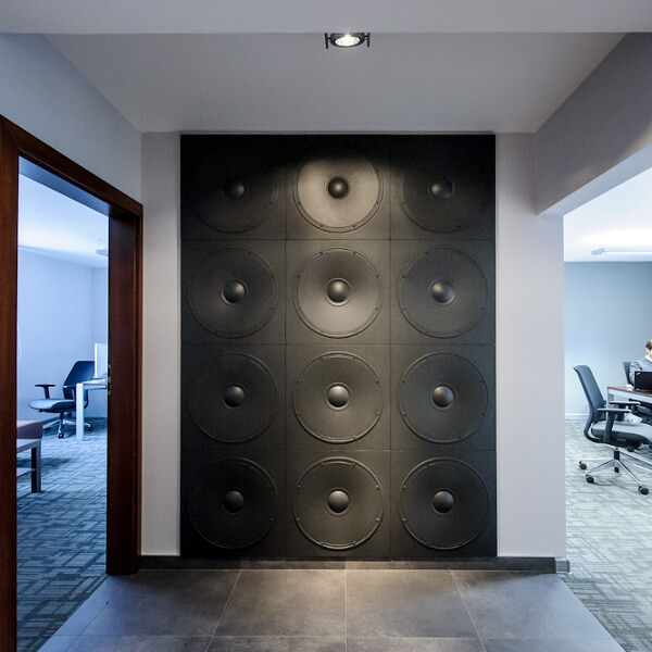 3d-paneeli -loft-malli-11-speaker-kaiutinseina-toimisto-edesta